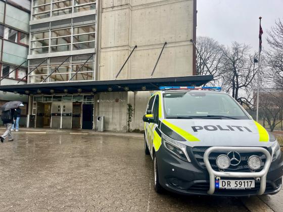 bilde av en politibil foran politistasjonen i bydel Gr&oslash;nland i Oslo
