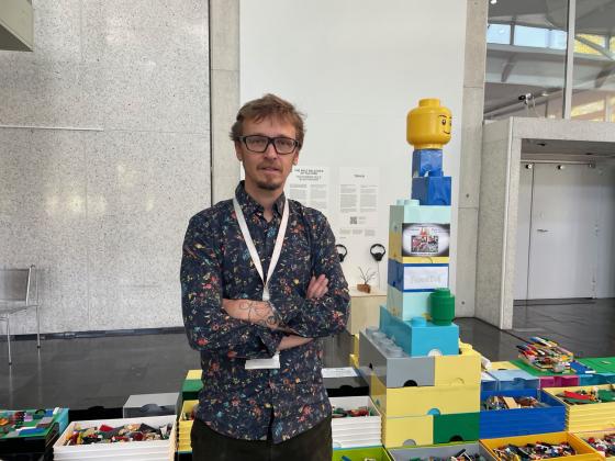 Jon Andr&eacute; Fosstvedt st&aring;r foran en h&oslash;y legoskulptur.