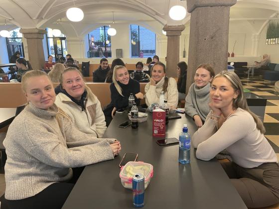 jentegjeng i kantinen p&aring; OsloMet