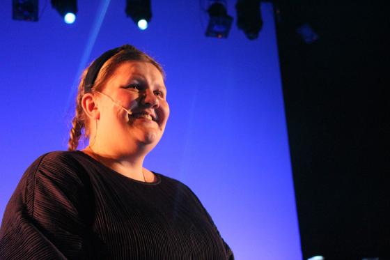 Maren Johanne Olufsen er konferaniser og speider utover salen f&oslash;r forestillingen starter