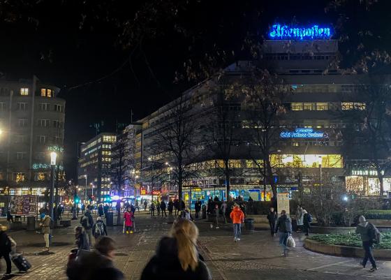 Folk som g&aring;r i sentrum