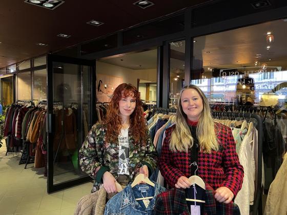 To kvinner som holder kl&aelig;r