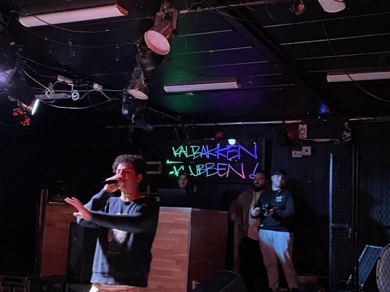 Mustafa Hasan foran Kalbakkenklubben-skiltet.