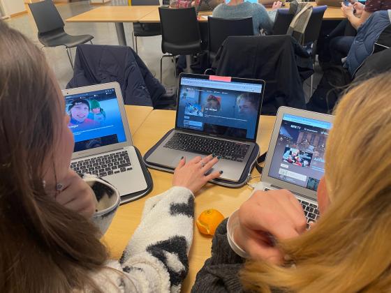 to studenter ser p&aring; ulike julekalendere p&aring; pcene sine