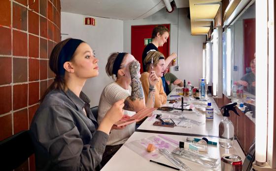 I sminkerommet gj&oslash;res de siste forberedelsene f&oslash;r forestilling. Foto: Andrea Viland Ask