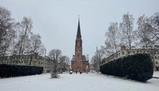 En kirke i bakgrunnen, med nytt sn&oslash;dekke