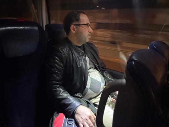 Jameel Salou sitter p&aring; bussen