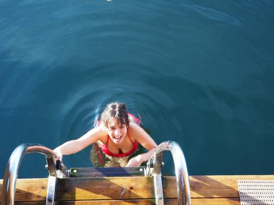Studenter bader i det friske vannet f&oslash;r de g&aring;r inn i en varm og god badstu