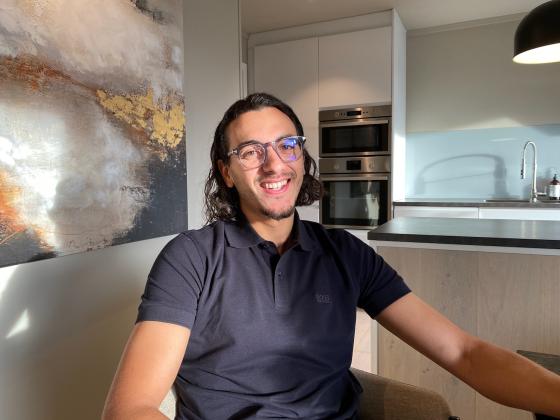 Yassin fra Farmen sitter hjemme ved kj&oslash;kkenbordet 