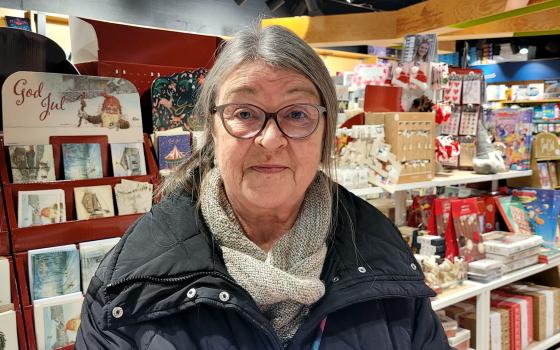 Ei eldre dame som st&aring;r i ein bokhandel.