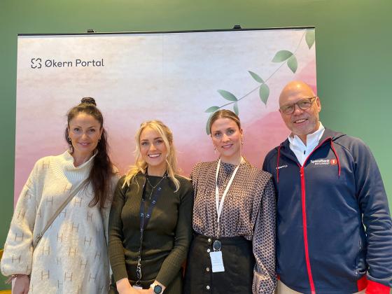 initiativtakerne bak &oslash;stkanttorget foran en plakat