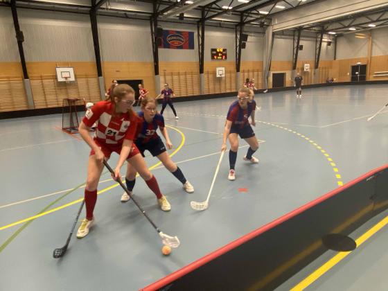 Sveiva spiller st&aring;r med ryggen vendt mot en Monolitten-spiller for &aring; skjerme den 