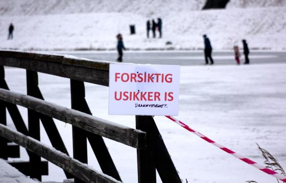 Bilde av et skilt hvor det st&aring;r "usikker is" ved sk&oslash;ytebane Vollgravene Fredrikstad