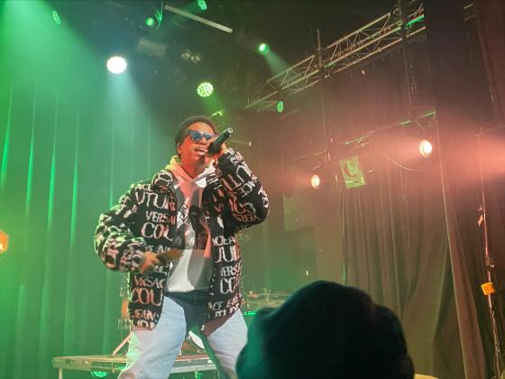 Artisten Isah synger p&aring; scenen under P3 Live sin konsert.