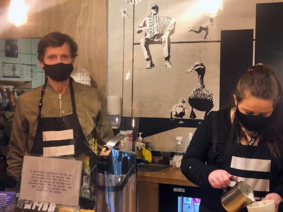 Isak W&oslash;ien jobber p&aring; =Kaffe i Akersgata.