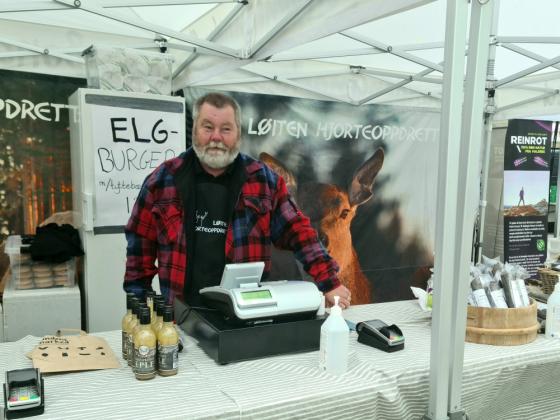 Jan Marken selger viltkj&oslash;tt fra boden sin p&aring; Bondens Marked.