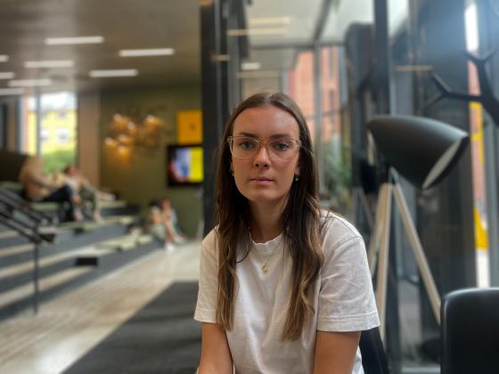 Janne sitter p&aring; studentkafeen med et seri&oslash;st uttrykk