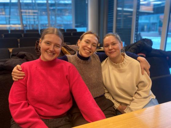 Bildet viser jenter p&aring; OsloMet