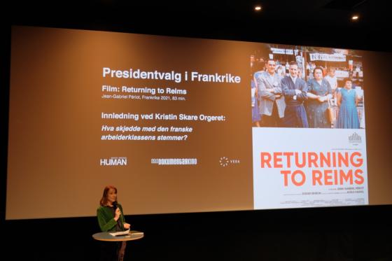 Professor Kristin Skare Orgeret forteller om fransk politikk foran lerretet p&aring; Vega kino, f&oslash;r filmen Returning to Reims.