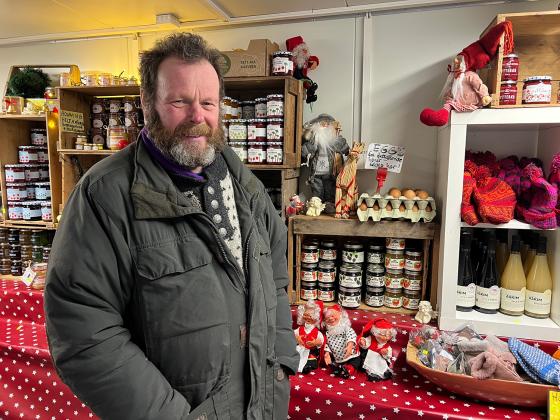 Her st&aring;r Jon Henrik Granli som driver det lille julemarkedet p&aring; Stortorvet.