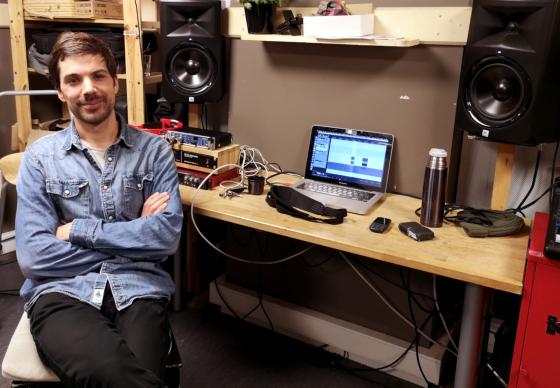 Jonas Cambien &oslash;ver og lager musikk p&aring; &Oslash;veriet. 