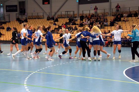 Nordstrandslaget feirer seieren sammen p&aring; banen.