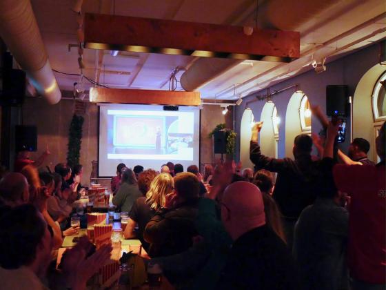 folk jubler p&aring; valgvake