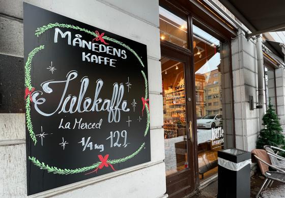 Butikkskilt utenfor kaffebrenneriet og sn&oslash;
