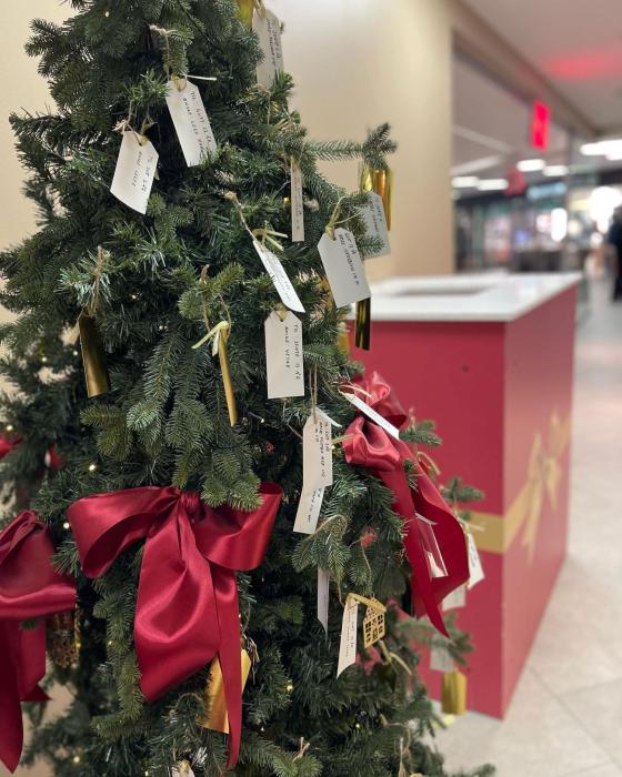 Gr&oslash;nt juletre med lapper