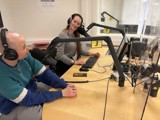 Tuva S&oslash;rum og Tone Ollestad i studio.