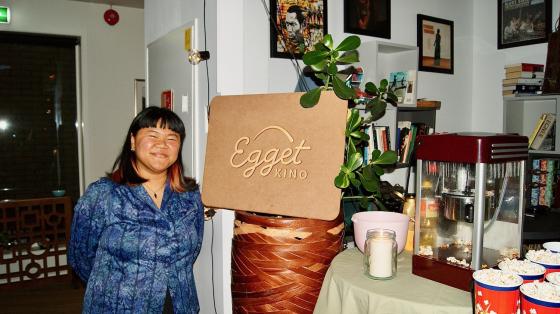 Arrang&oslash;r foran kinoskilt og snacksbar