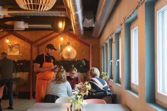 Per Kristian Kivle serverer mat p&aring; Kaf&eacute; p&aring; dagtid. 