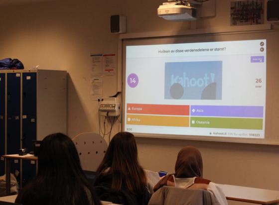 Kahoot p&aring; storskjerm i et klasserom