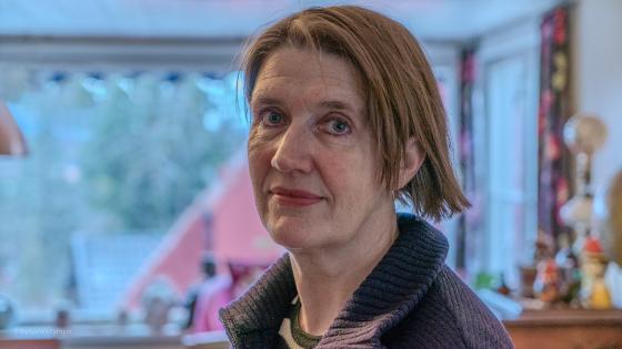 Kari Br&aelig;nne st&aring;r i huset sitt