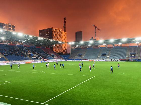 KFUM-Stab&aelig;k under kveldssola p&aring; Intility Arena.