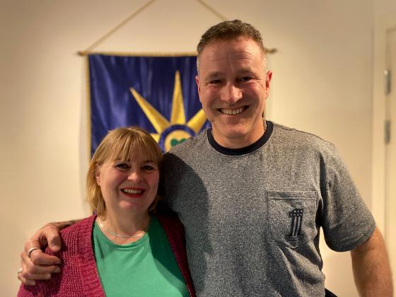 En dame og en mann smiler 