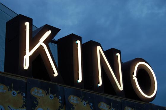 et stort skilt hvor det st&aring;r kino p&aring;. 