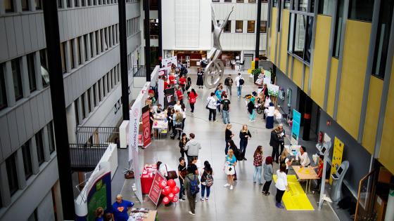 Stand med ulike foreninger p&aring; kjeller campus