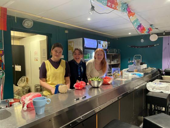 jentene lager taco p&aring; Kjellern 