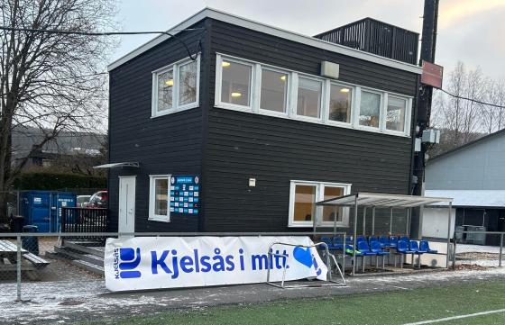 Kjels&aring;sbua og et banner der det st&aring;r "Kjels&aring;s i mitt hjerte" p&aring; Grefsen stadion
