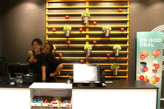 To damer som jobber i en kafe p&aring; skolen gir hverandre en klem