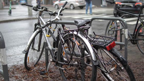 To sykler som er l&aring;st p&aring; Holbergsplass