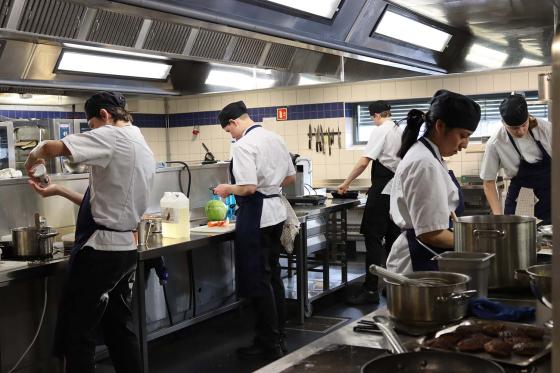 Elevene ved restaurant- og matfag under praktisk undervisning p&aring; kj&oslash;kkenet