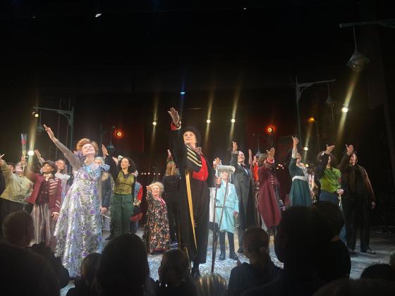 Rollebesetningen tok imot st&aring;ende applaus fra publikum p&aring; premierekvelden.