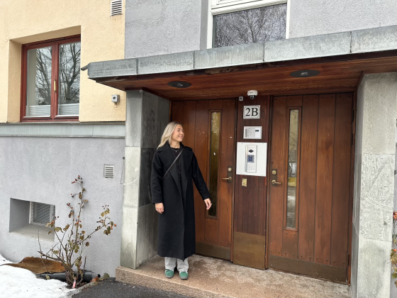 Jente utenfor d&oslash;r