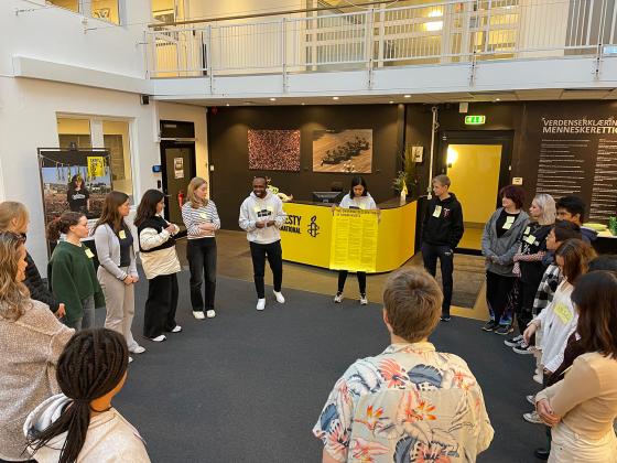 Kurslederne viser frem plakat av menneskerettighetene til deltakerne p&aring; kurset