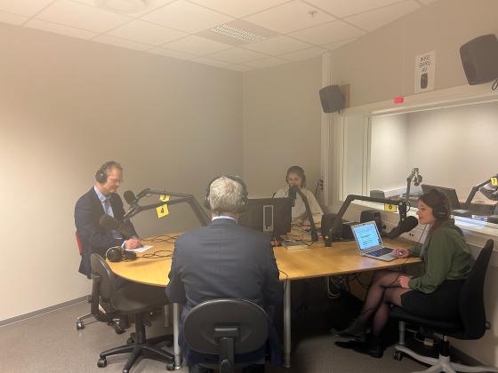 Bilde fra studioet mens livesendingen 1406 dager senere p&aring;g&aring;r, med to stortingsrepresentanter og to programledere rundt et bord.