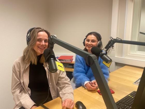 Programledere Ellisiv &Oslash;strem og Oda Sophie Usterud i radiostudio klare for livesending.