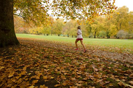 Person som l&oslash;per ute