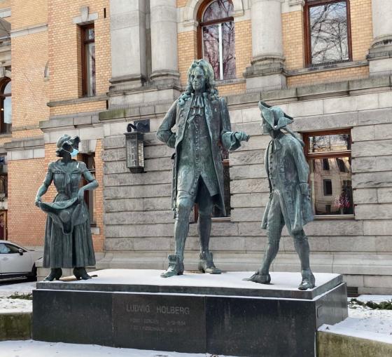 Statue av Ludvig Holberg i Oslo. En av figurene har p&aring; seg munnbind.